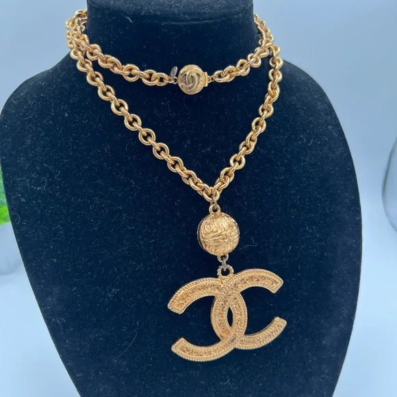 Chanel 24k gold plated vintage large CC logo necklace ❤️ - Picture 1 of 7